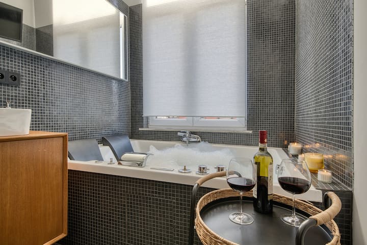 F4)Jacuzzi 55m2 Elegant Apt Sofa bed+Full Kitchen