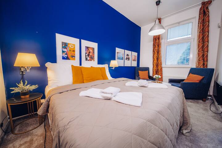 Retro Villa (28 Person) Billiard/Whirlpools/Sauna gallery image 5