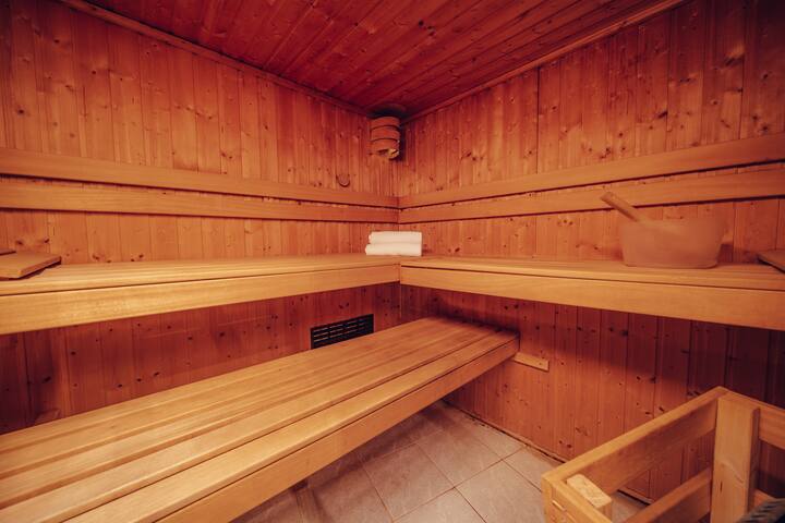 Retro Villa (28 Person) Billiard/Whirlpools/Sauna gallery image 3