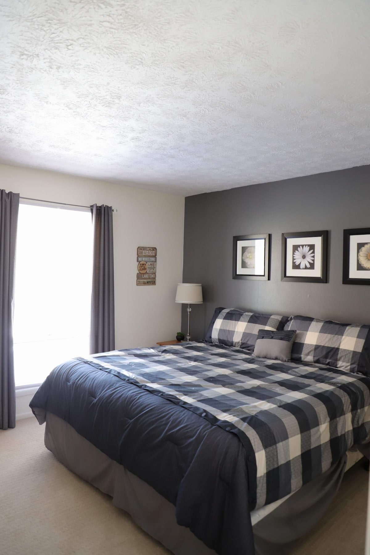 Спална соба бр. 1 со брачен кревет.