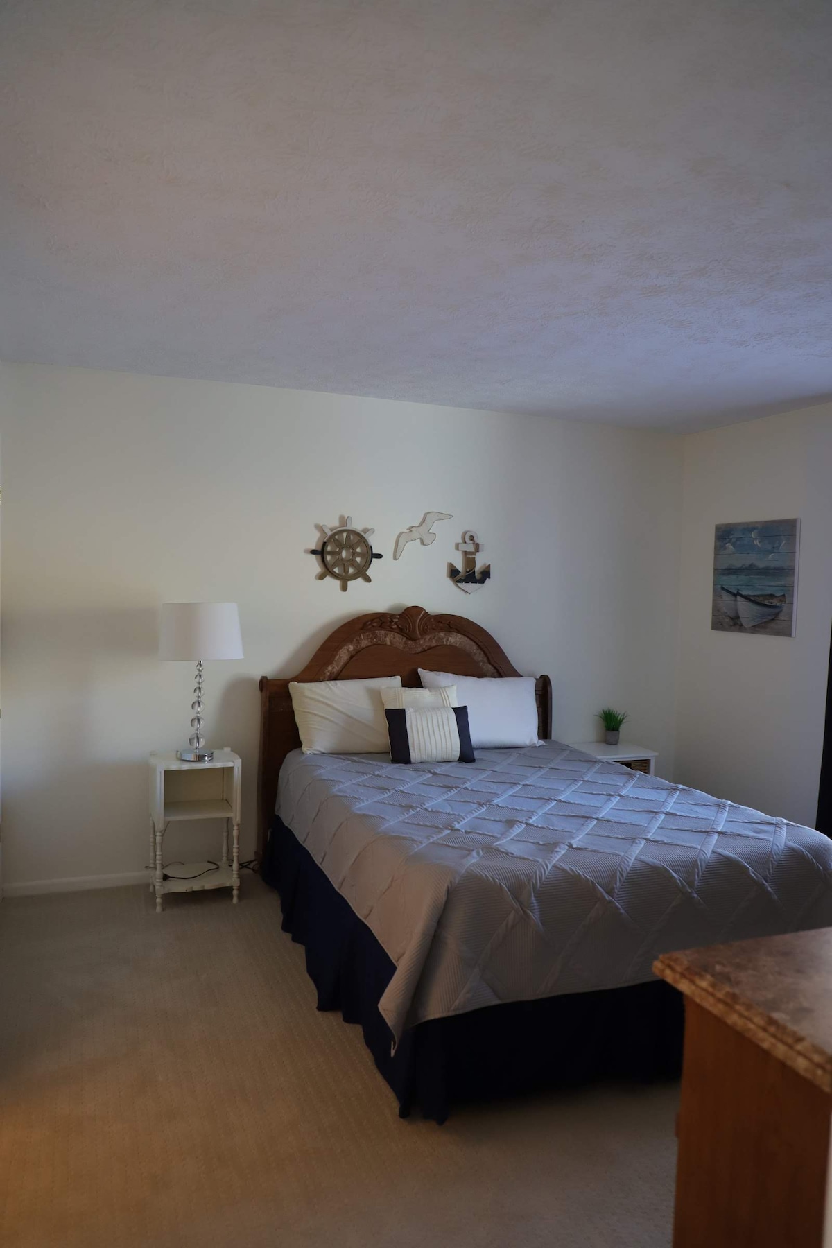 Спална соба бр.2 со брачен кревет (широк 150-179 см).