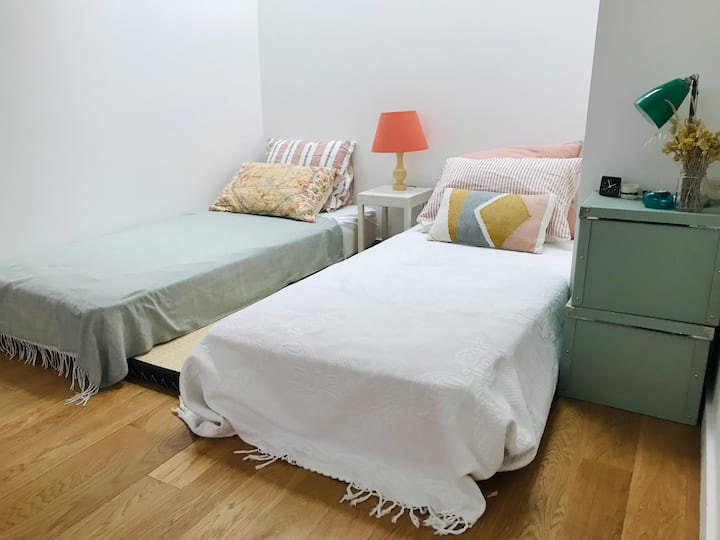 Chumba cha 1 cha kulala kwenye ghorofa ya kwanza: magodoro 2 ya mtu mmoja kwenye tatami ambayo yanaweza kuunganishwa kwenye kitanda mara mbili 160x200.