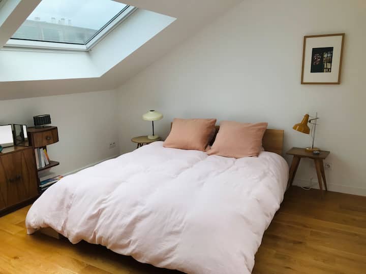 Chumba cha 3 cha kulala, madirisha mawili makubwa ya paa, kitanda 160 x 200.