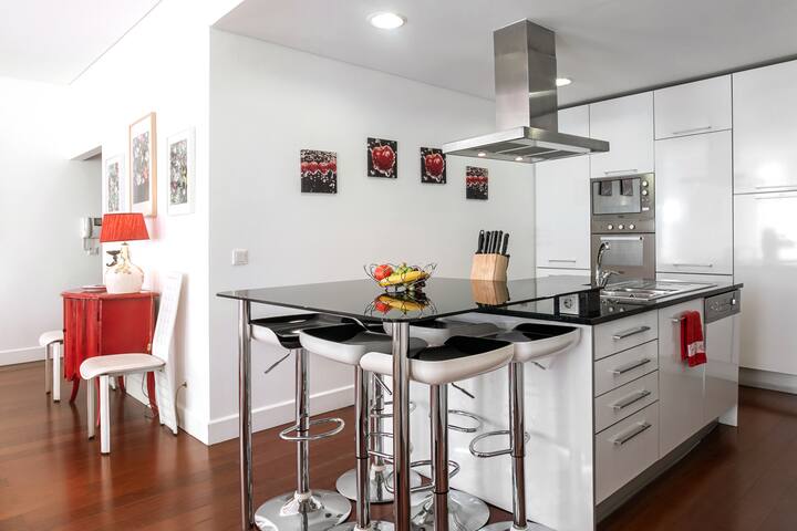 Rouge – Spacious 3 Bed 3 Bath in Chiado, Lisbon gallery image 3