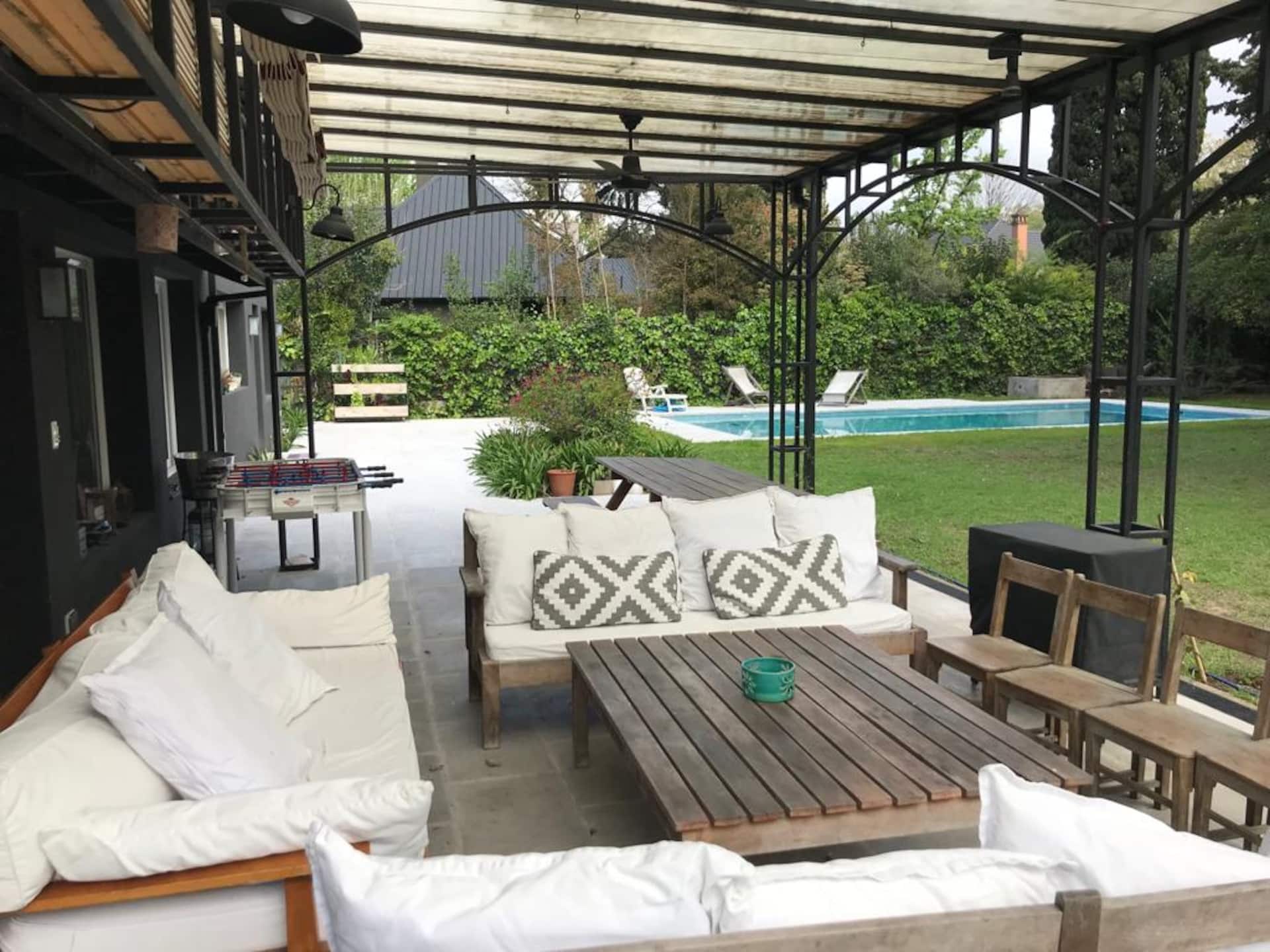 Casa con pileta y jardín en La Horqueta, San Isidro