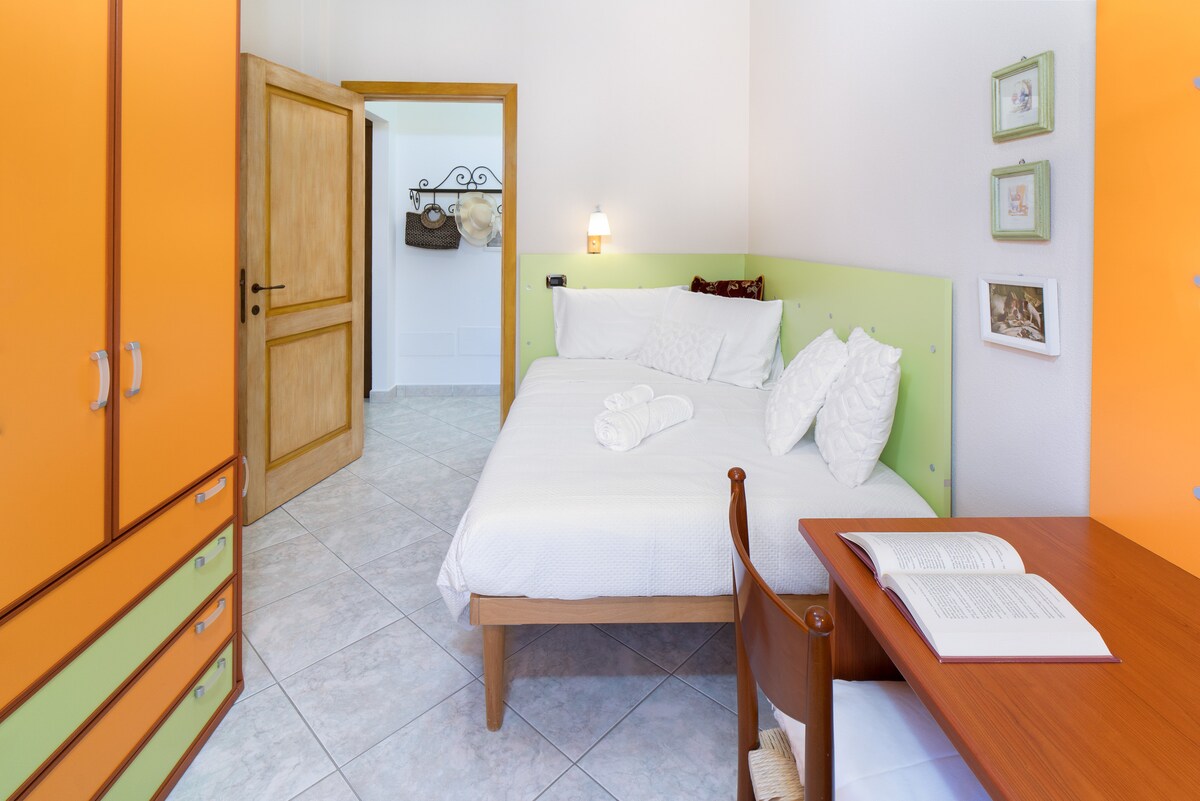 HABITACIÓN GRANDE CON MEDIA CAMA Y MEDIA.