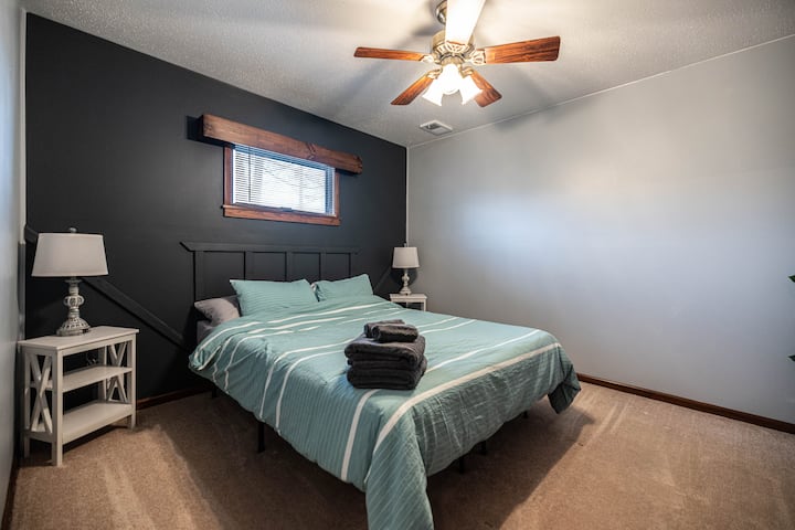 Dhoma e gjumit "QUEEN" e nivelit të dytë, me abazhurë me PREKJE për karikimin me USB.