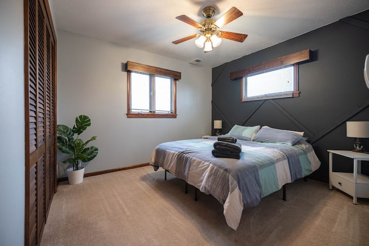 Dhoma e gjumit "QUEEN" e nivelit të dytë, me stenda për karikimin me USB.