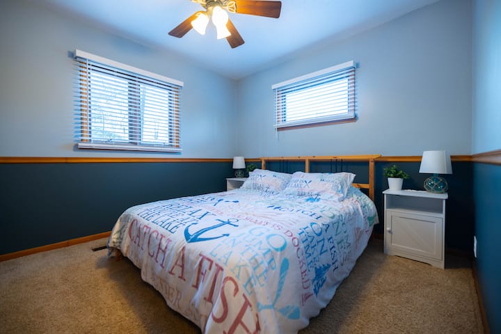 Dhomë gjumi me madhësi "Queen" të nivelit kryesor me stenda për karikimin me USB.

Paketo+Luaj të ruajtura në dollap.