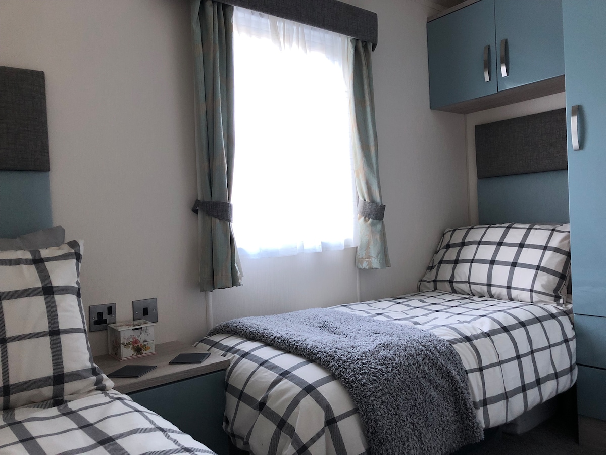 Спалня с 2 отделни легла, две единични легла и гардероб с чекмеджета и място за съхранение. 