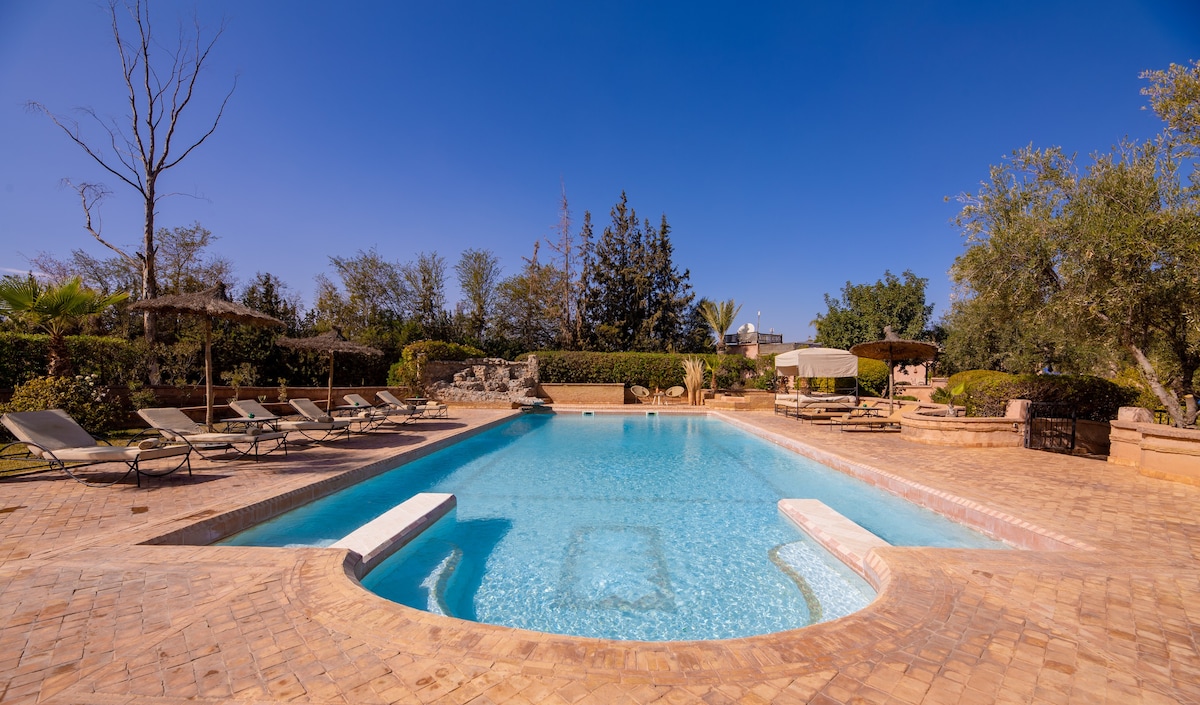 Villa Ferme de Coco heated jacuzzi near the center