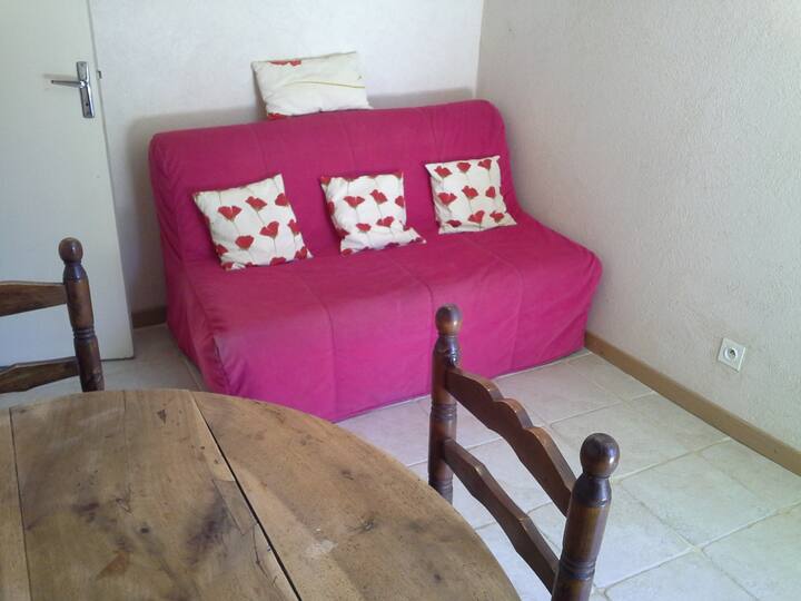 Დივანი მისაღები ოთახი