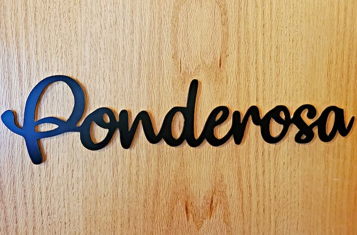 Третата спалня на горния етаж е Ponderosa.