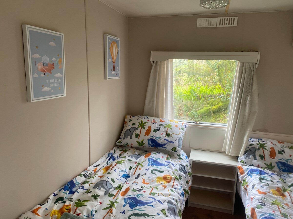 双人卧室-您可能会被鸟儿吵醒，它们把我们的花园当作自己的家。