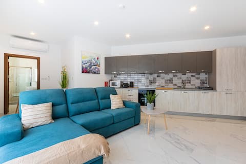 H4- Modern Penthouse with Large Terrace and Views