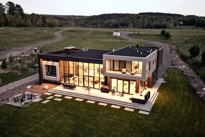 Modern Muskoka Getaway- Hot Tub, Pool Table!