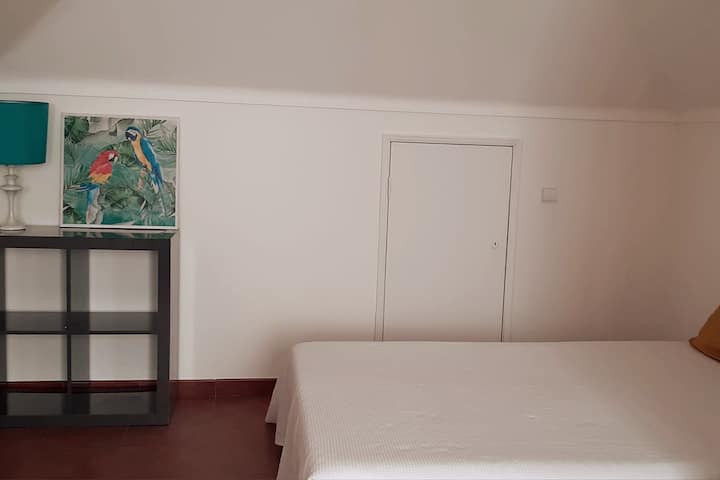 Piso 2 - Krevate shtesë në papafingo, hapësirë e hapur me hyrje në tarracë