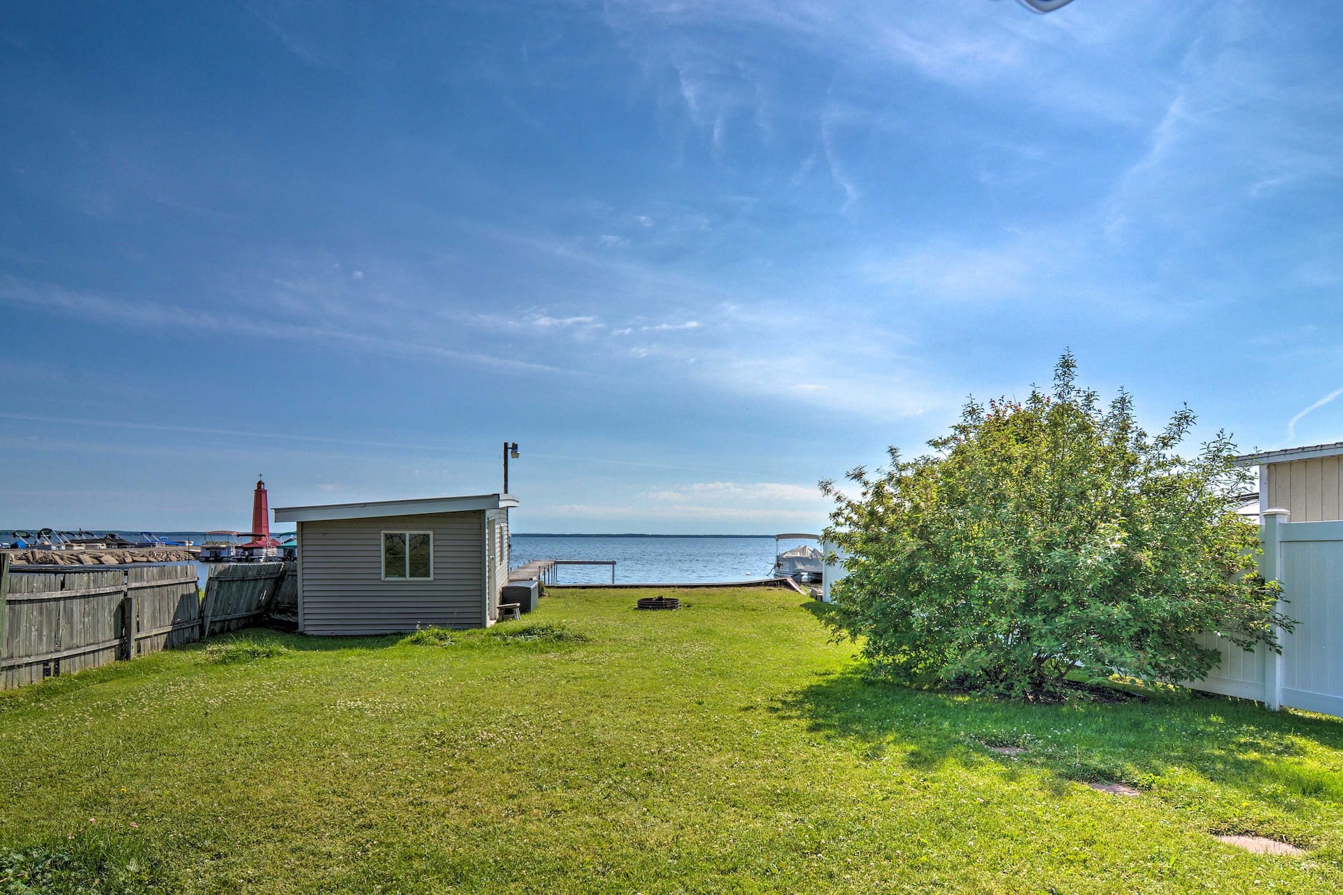 Lakefront Cottage, family & pet friendly, close to everything. — photo 4