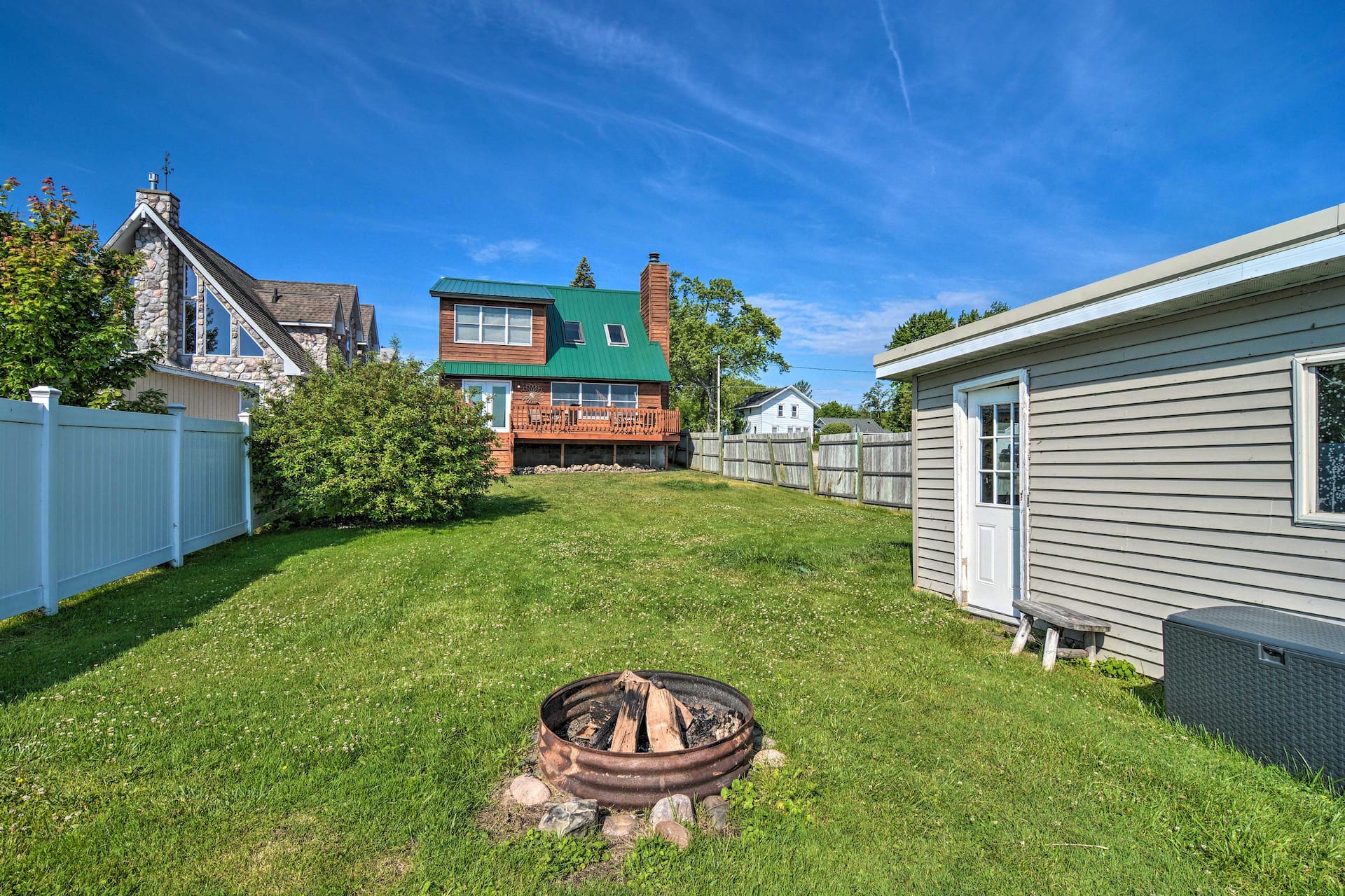 Lakefront Cottage, family & pet friendly, close to everything. — photo 3