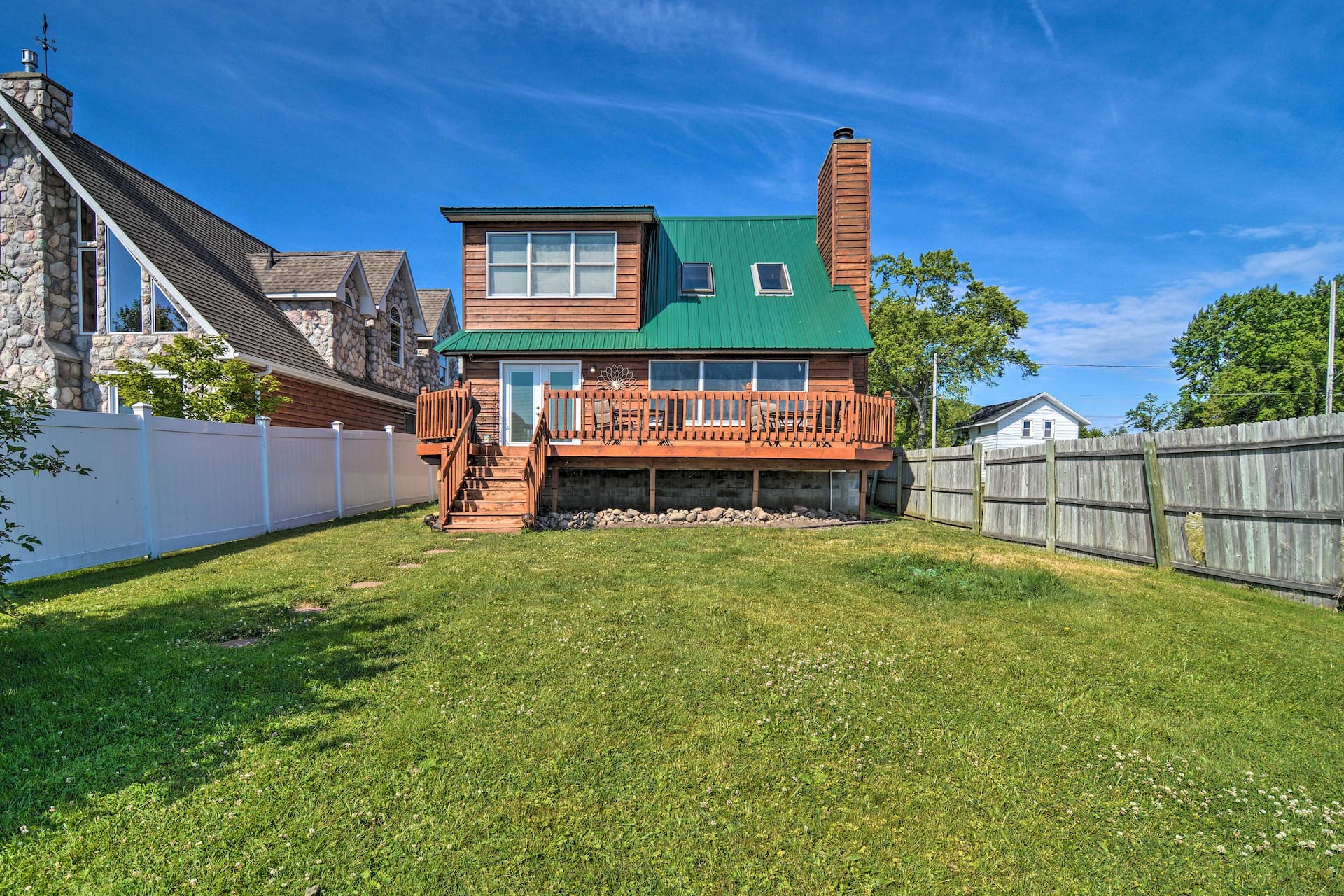 Lakefront Cottage, family & pet friendly, close to everything. — photo 2