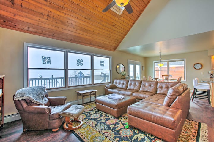 غرفة المعيشة ، يمكن استخدام الأريكة للنوم إذا كنت ترغب في ذلك.