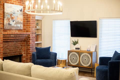 Top Airbnb: Charming House w/ Wi-Fi + Self Check-in in Lubbock