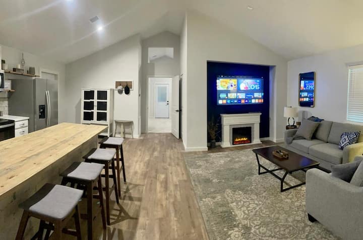 *Cozy Luxury Country Cottage - Fireplace *Hottub