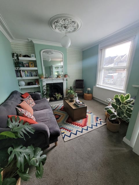 Popular Airbnb listing: Bright three story period property in Windmill Hill