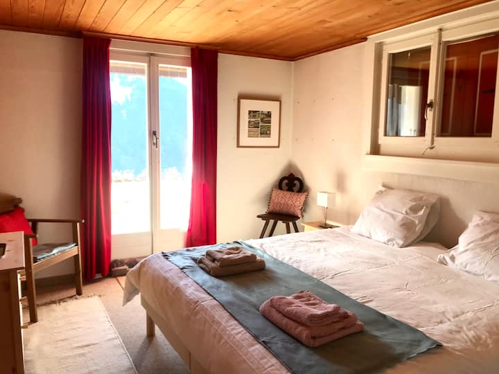 Spavaća soba 1: 2x90x200 kreveta, vrtni pod, pogled na planine i pristup vrtu okrenutom prema jugu.