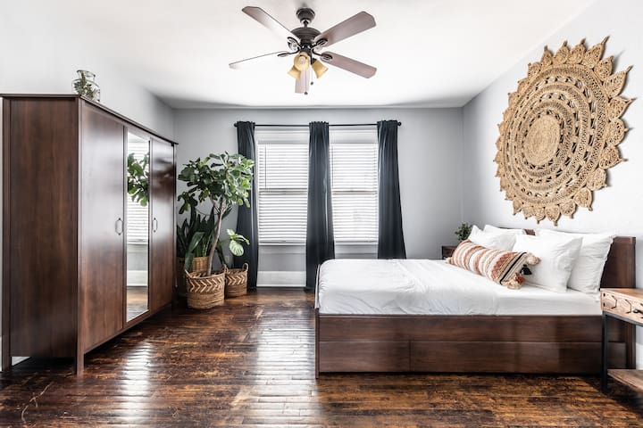 Historic 5 bd home, large groups