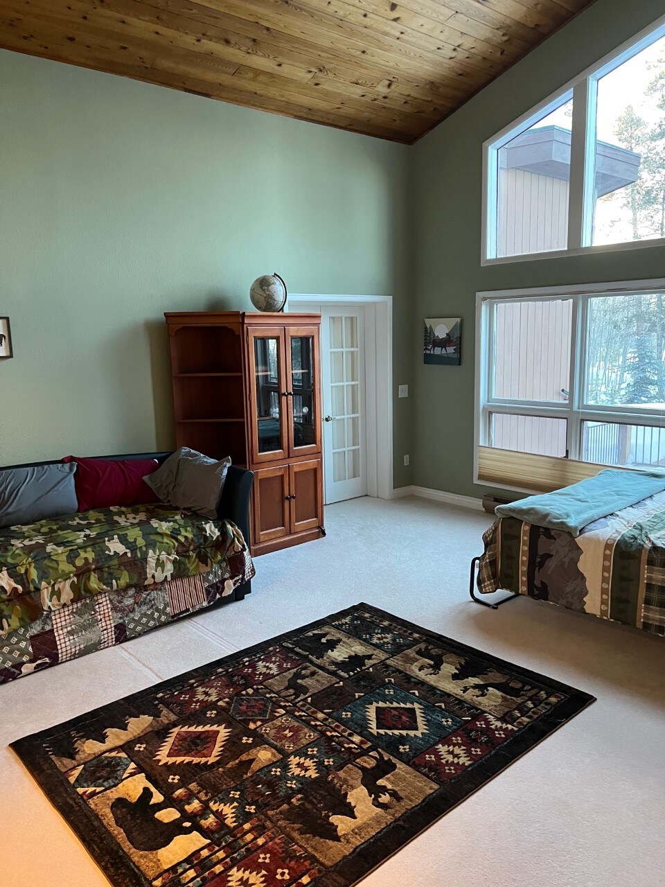 Spálňa 4 (2 dvojčatá, 1 Full Murphy); na hlavnej úrovni vedľa hlavnej spálne