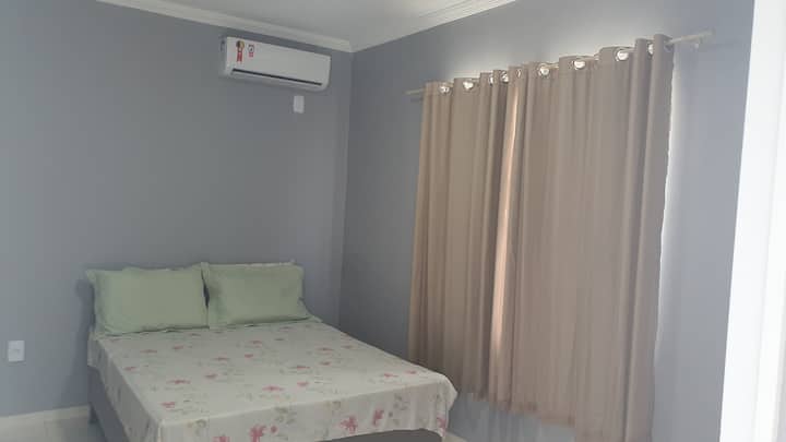 Chumba cha kulala cha en-suite chenye kitanda cha jozi. Ina hewa safi kupitia dirisha na kiyoyozi.