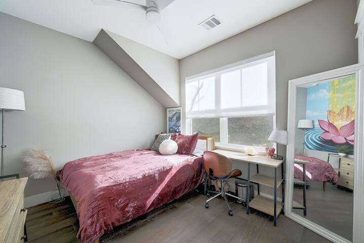 Cozy New Home – 5 min to Downtown gallery image 5