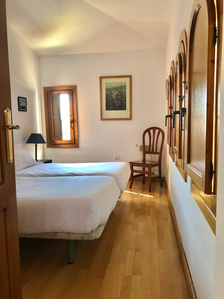 Dormitorio superior con  excelentes vistas de los tejados de la ciudad vieja