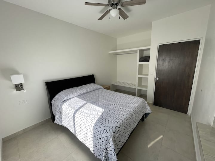 Spavaća soba u drugom prizemlju s bračnim krevetom i dovoljno prostora za uživanje.