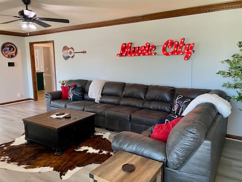 Successful Airbnb property: Slagledipityville Lake House * Lakefront * Near DT in Antioch Priest Lake