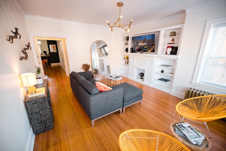 Vibrant & Chic Apt On Quiet St in Andersonville