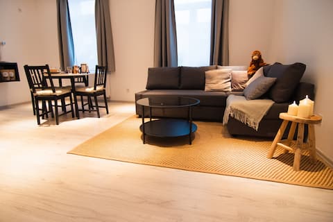 Qonroom for 4 | Ntflx | Kitchen | Comfy Sofa