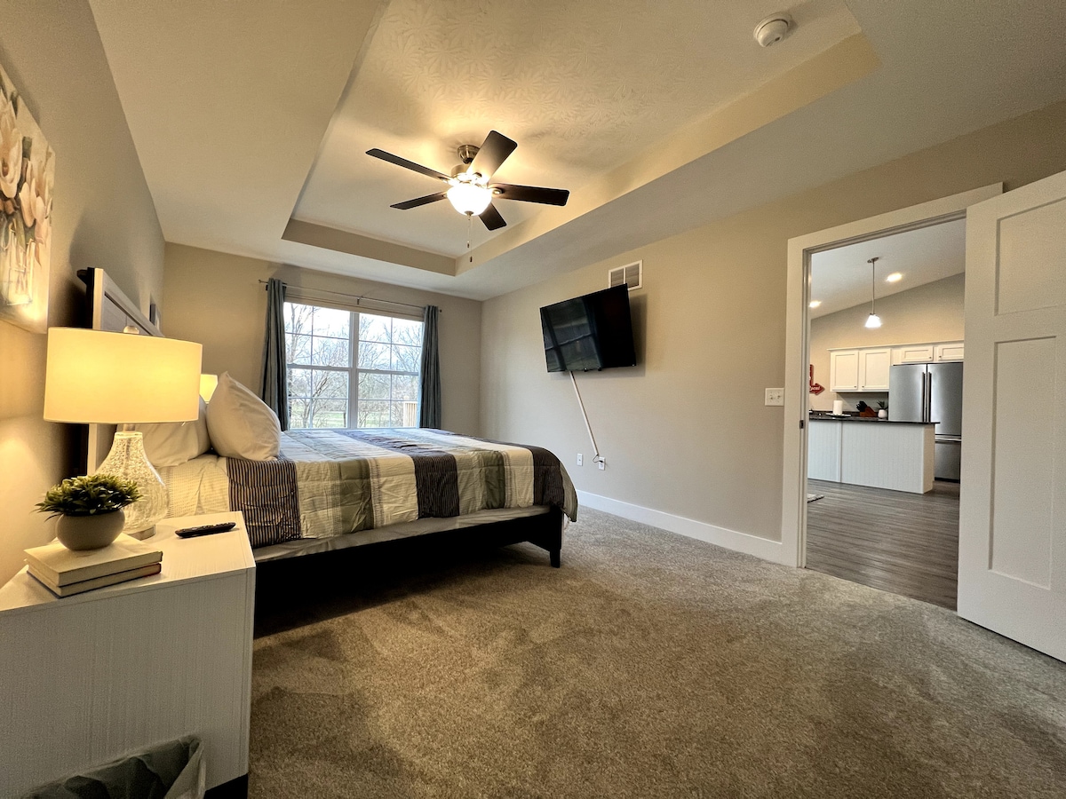 El dormitorio principal cuenta con una cama tamaño king y un baño privado.