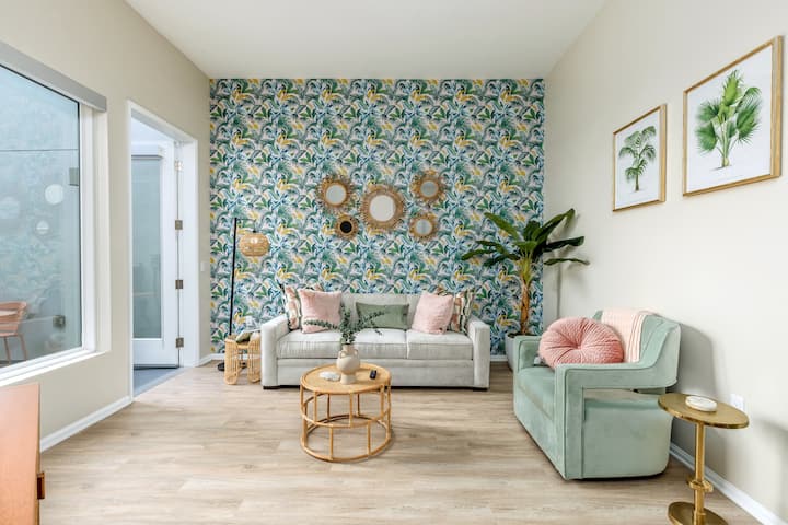 Entra en nuestro elegante y ecléctico salón, donde se mezclan patrones atrevidos y toques de color para crear un ambiente único.