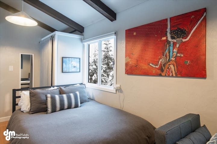 سرير بحجم كوين في شقة النوم العلوية