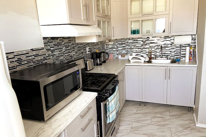 King Bed, 50″ TVs, Low Cleaning Fee, Free Parking!