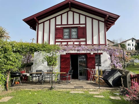 Cozy cottage in Uhart-Cize