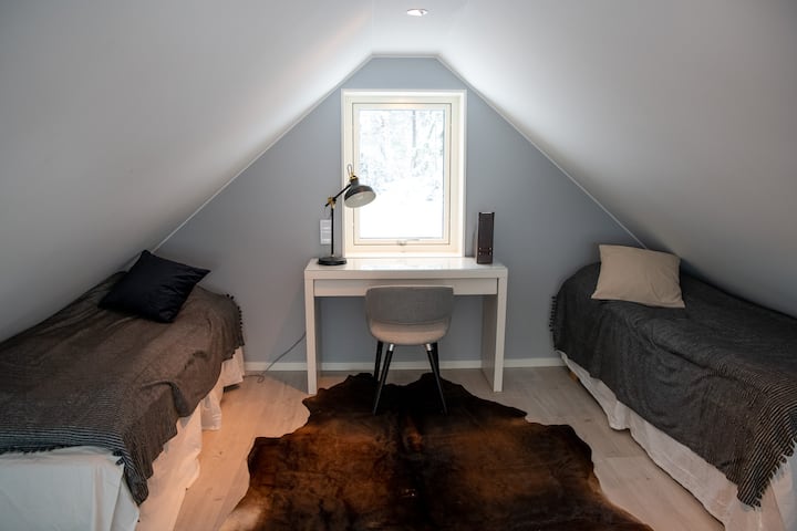 En el loft hay dos camas de 90 cm y un espacio de trabajo.