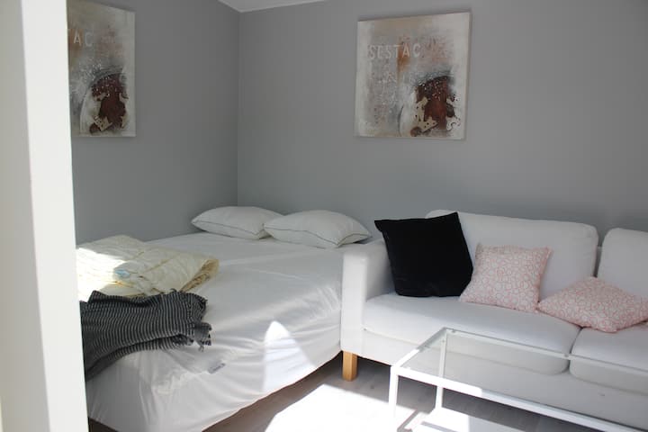 Cama de 140 cm en la “casa al aire libre” ubicada justo al lado de la villa. 