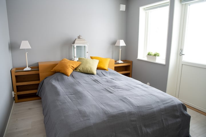 Dormitorio principal con cama de matrimonio de 160 cm y salida a la terraza. 