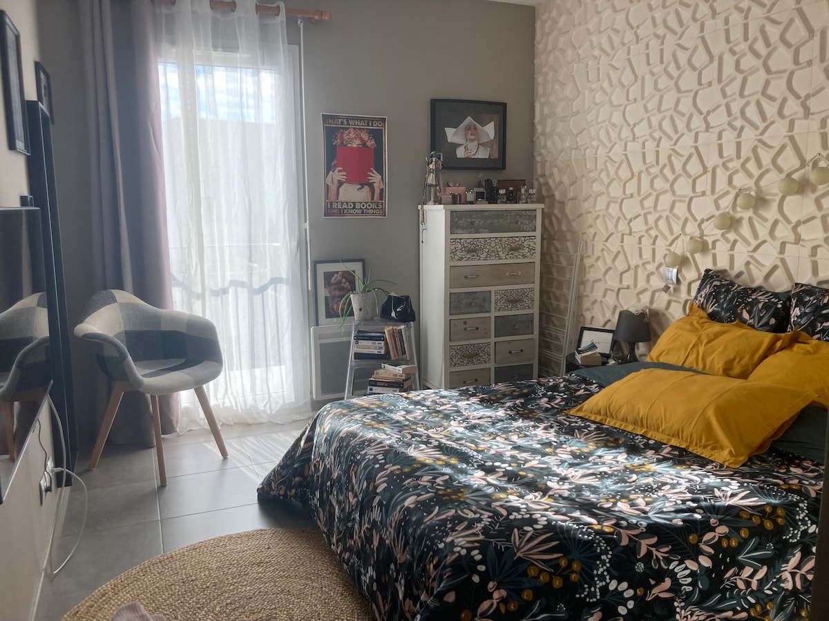 Habitación para adultos con TV, 1 closet y ventilador de techo 