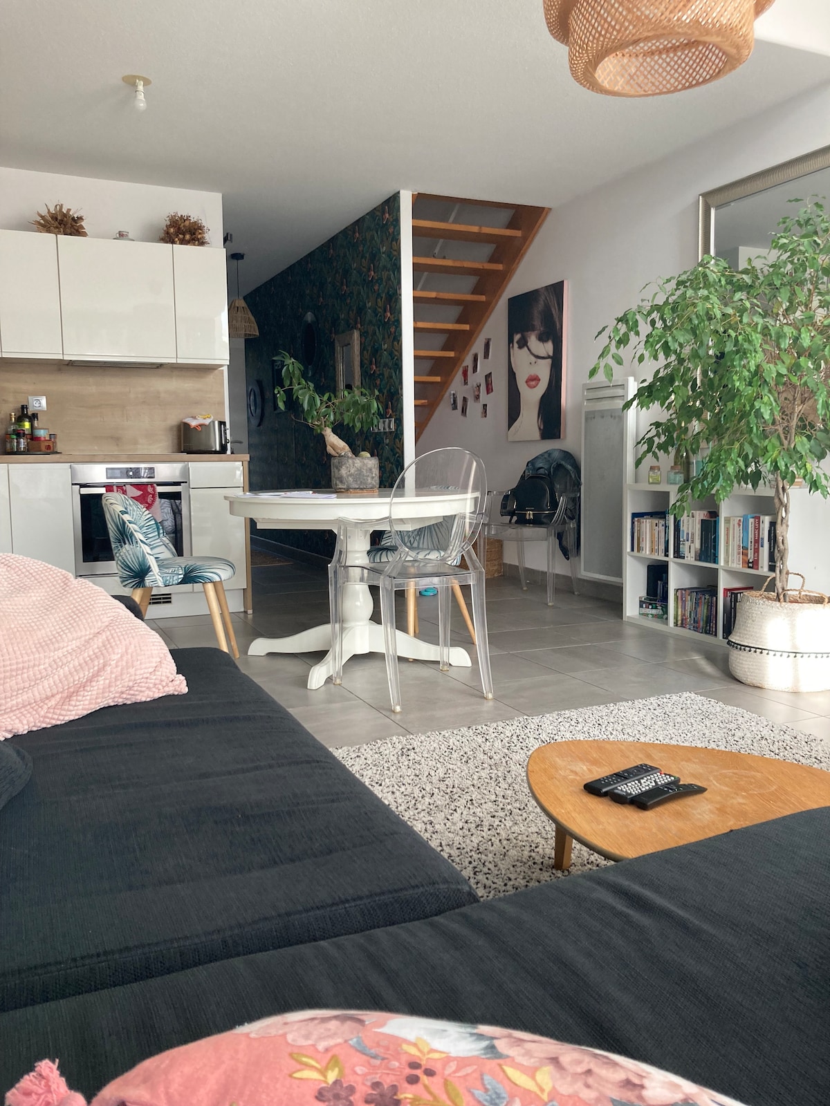 La sala de estar con sofá cama doble. 