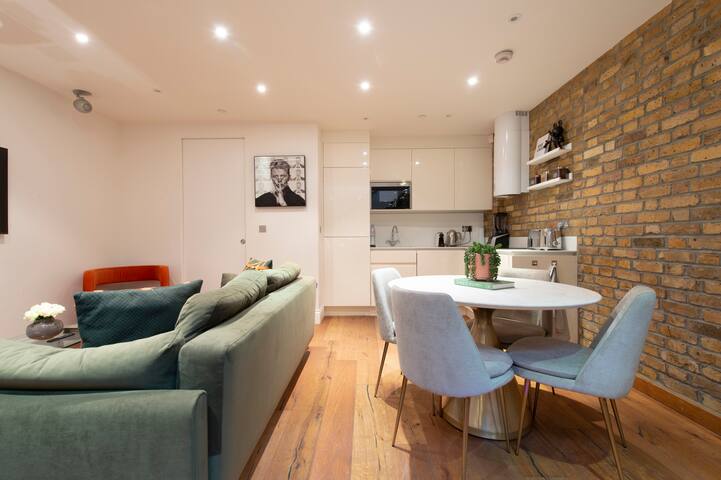 Stylish Soho Flat · 2 Bed 2 Bath · Central London gallery image 5