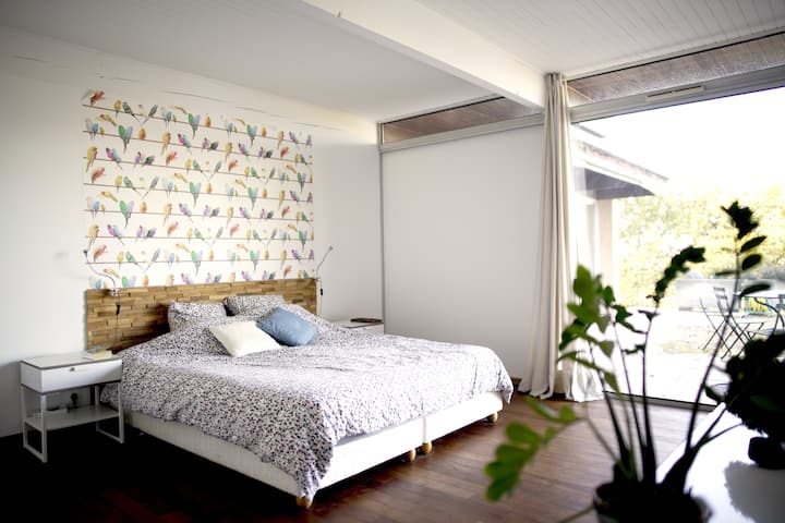 Спалня 1: 30м² основен апартамент с излаз към терасата